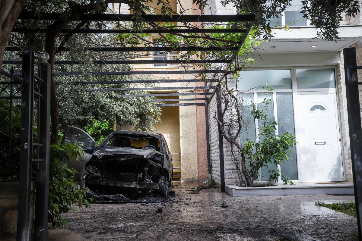 Το καμένο αμάξι της Καραμήτρου