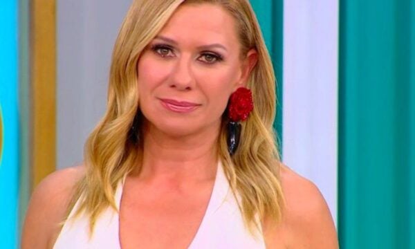 Τίτλοι τέλους για το Σαββατοκύριακο Παρέα: Με δάκρυα στα μάτια αποχαιρέτησε η Καραβάτου – Η σπόντα στον αέρα του ΑΝΤ1 (Βίντεο)