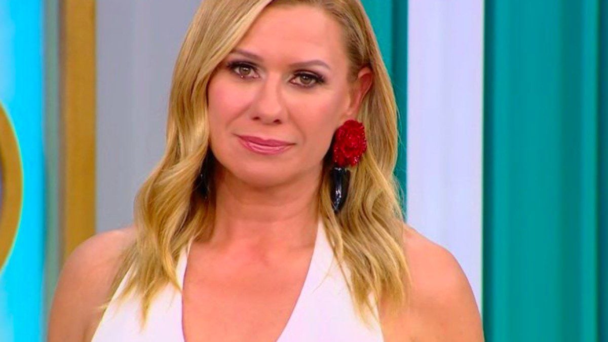 Καραβάτου αποχαιρέτησε το Σαββατοκύριακο Παρέα στον ΑΝΤ1 με δάκρυα στα μάτια και σπόντα στον αέρα (Βίντεο)