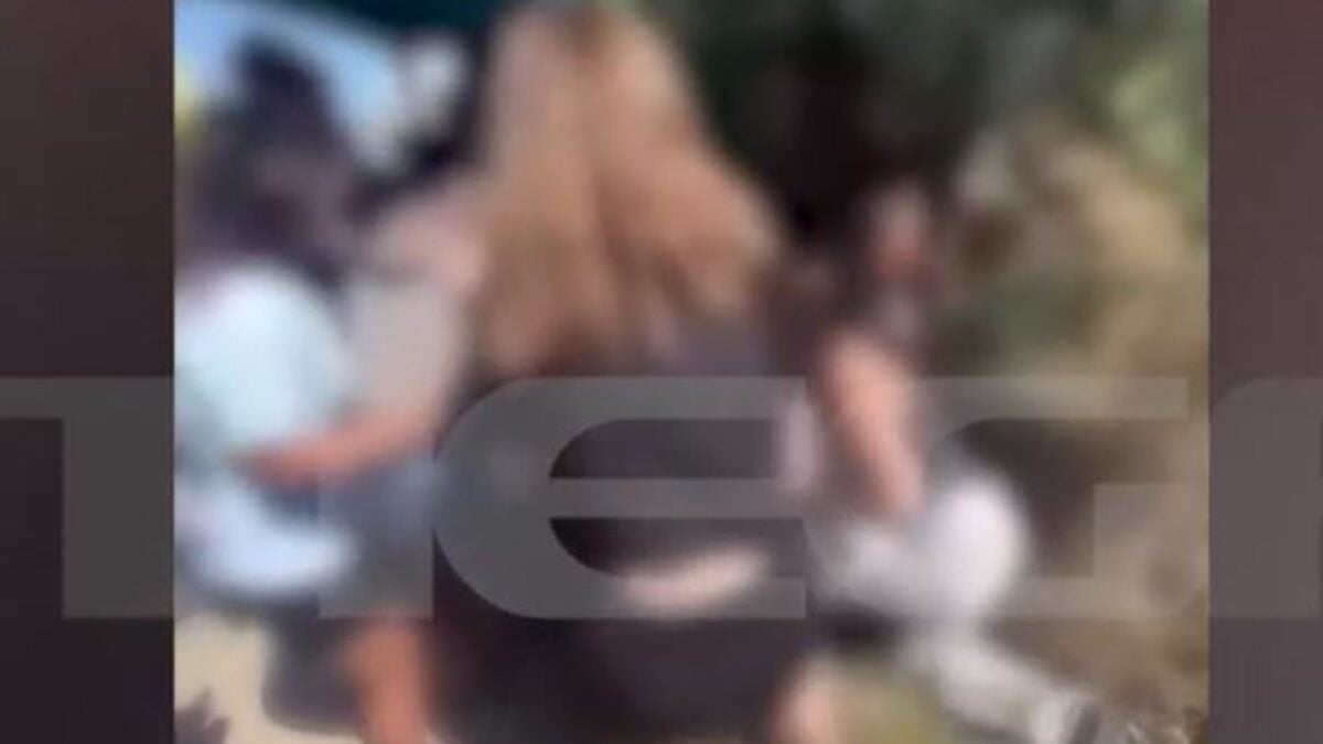 Εύβοια: Μαθήτριες πιάνονται στα χέρια έξω από σχολείο – «Θα μπορούσα να έχω πάρει το παιδί μου σε κάσα» 1 Εύβοια: Μαθήτριες πιάνονται στα χέρια έξω από σχολείο – «Θα μπορούσα να έχω πάρει το παιδί μου σε κάσα»