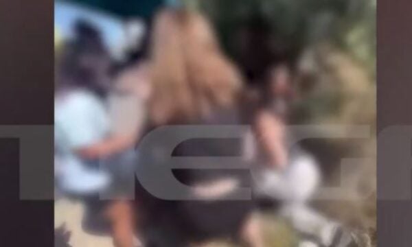 Εύβοια: Μαθήτριες πιάνονται στα χέρια έξω από σχολείο – «Θα μπορούσα να έχω πάρει το παιδί μου σε κάσα»