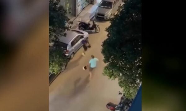 Κολωνός: Οδηγοί μηχανής πιάστηκαν στα χέρια σε σιδηροδρομική διάβαση για την προτεραιότητα – Βίντεο από τον καυγά τους