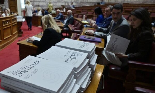 Βουλή: Αντιπαράθεση για το άρθρο 16 – Στυλιανίδης: «Καλωσορίζουμε το ΠΑΣΟΚ στη θέση μας» – Μάντζος: «Δεν είναι παζάρι»