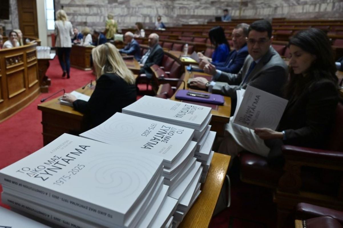 Βουλή: Αντιπαράθεση για το άρθρο 16 – Στυλιανίδης: «Καλωσορίζουμε το ΠΑΣΟΚ στη θέση μας» – Μάντζος: «Δεν είναι παζάρι»