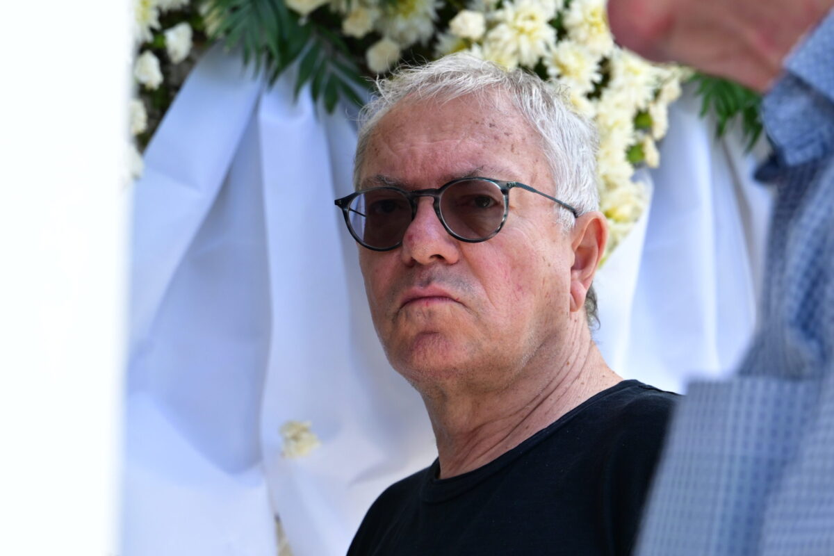 Κηδεία Σωτήρη Τσόγκα: Το τελευταίο αντίο στον ηθοποιό – Συντετριμμένη η σύζυγός του, Μαίρη Ραζή 27 σταμάτη μαλέλης
