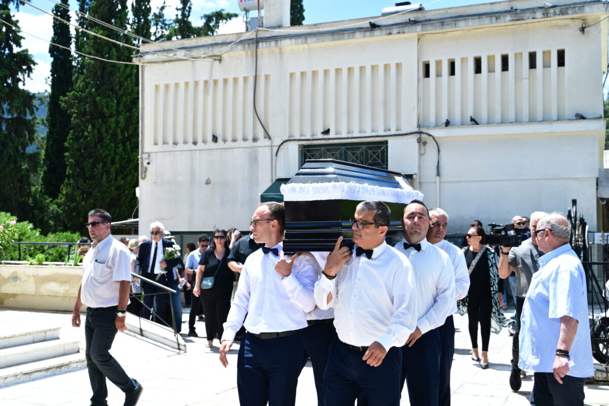 Κηδεία Σωτήρη Τσόγκα: Το τελευταίο αντίο στον ηθοποιό – Συντετριμμένη η σύζυγός του, Μαίρη Ραζή 33 Κηδεία Σωτήρη Τσόγκα: Το τελευταίο αντίο στον ηθοποιό – Συντετριμμένη η σύζυγός του, Μαίρη Ραζή