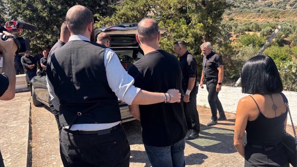Σταυρούλα Λεβεντάκη: Κηδεία στο Βαρύπετρο Χανίων – Δικαιοσύνη ζητούν οι συγγενείς 7 Σταυρούλα Λεβεντάκη: Κηδεία στο Βαρύπετρο Χανίων – Δικαιοσύνη ζητούν οι συγγενείς
