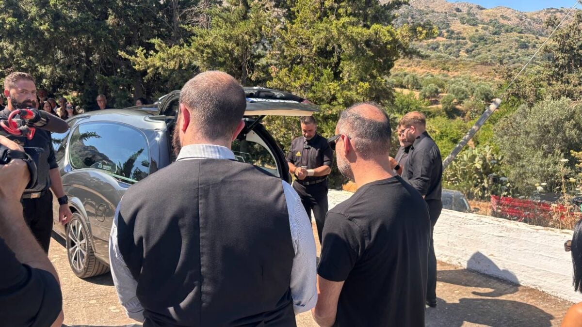 Σταυρούλα Λεβεντάκη: Κηδεία στο Βαρύπετρο Χανίων – Δικαιοσύνη ζητούν οι συγγενείς 13 Σταυρούλα Λεβεντάκη: Κηδεία στο Βαρύπετρο Χανίων – Δικαιοσύνη ζητούν οι συγγενείς