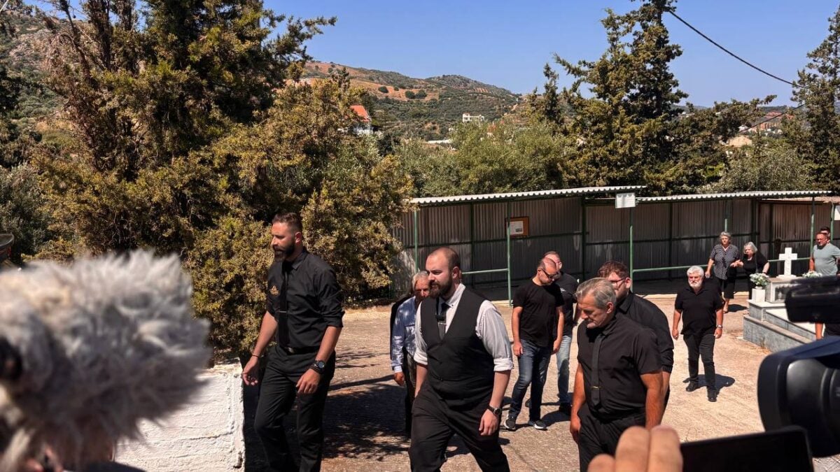 Σταυρούλα Λεβεντάκη: Κηδεία στο Βαρύπετρο Χανίων – Δικαιοσύνη ζητούν οι συγγενείς 15 Σταυρούλα Λεβεντάκη: Κηδεία στο Βαρύπετρο Χανίων – Δικαιοσύνη ζητούν οι συγγενείς