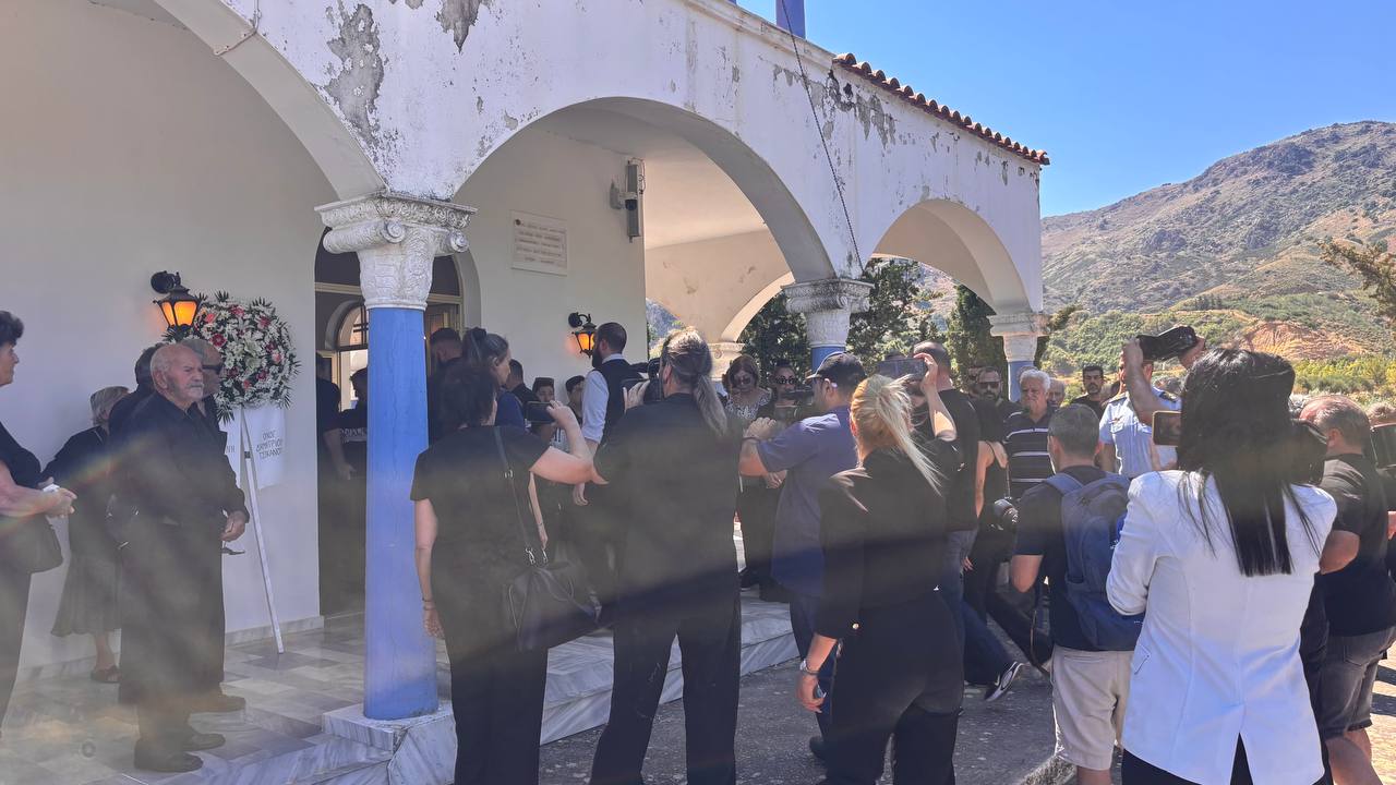 Σταυρούλα Λεβεντάκη: Κηδεία στο Βαρύπετρο Χανίων – Δικαιοσύνη ζητούν οι συγγενείς 17 Σταυρούλα Λεβεντάκη: Κηδεία στο Βαρύπετρο Χανίων – Δικαιοσύνη ζητούν οι συγγενείς