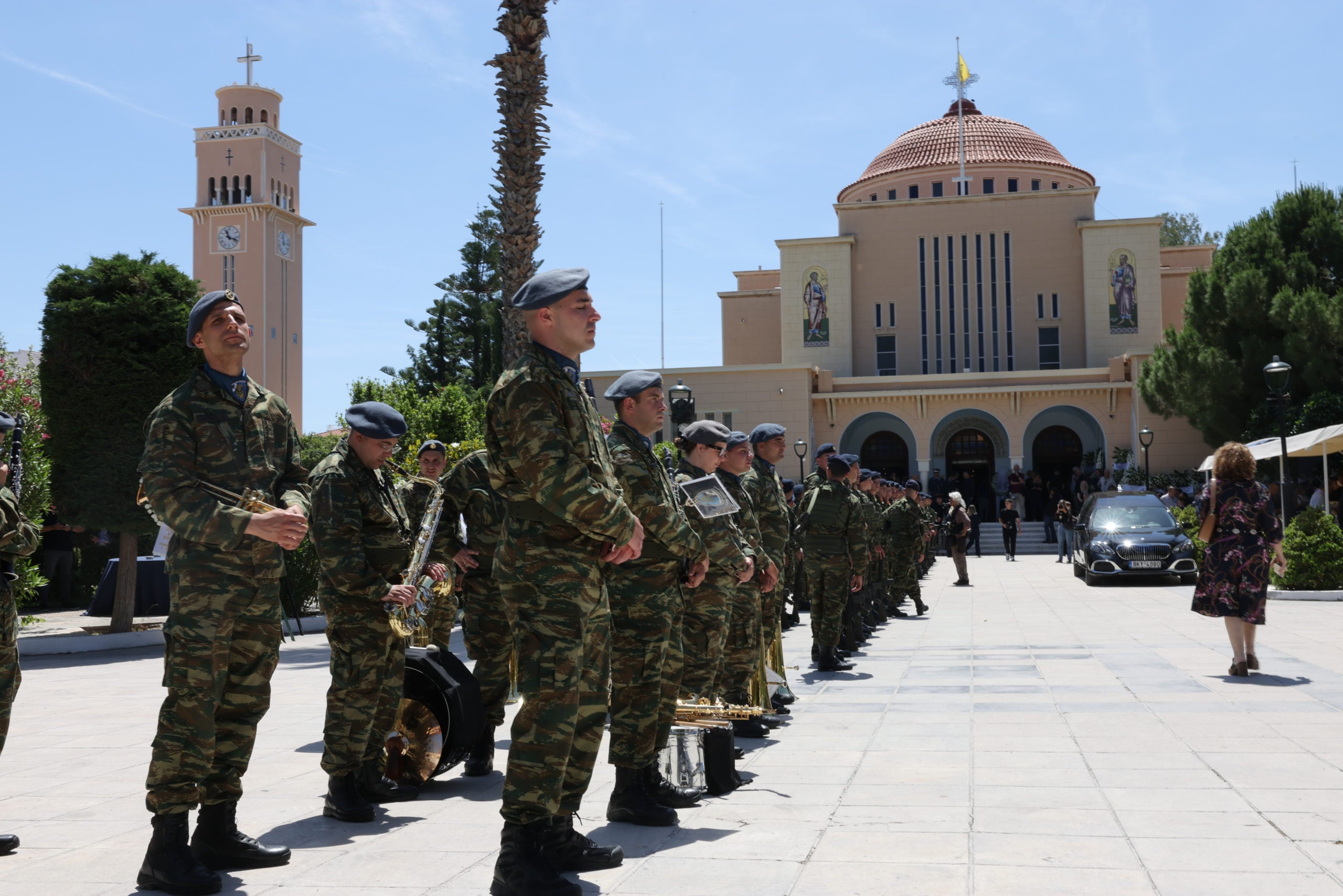 Νίκος Ταγαράς: Με συγκίνηση το ύστατο «αντίο» – Ο Μητσοτάκης στην κηδεία στην Κόρινθο – ΦΩΤΟ