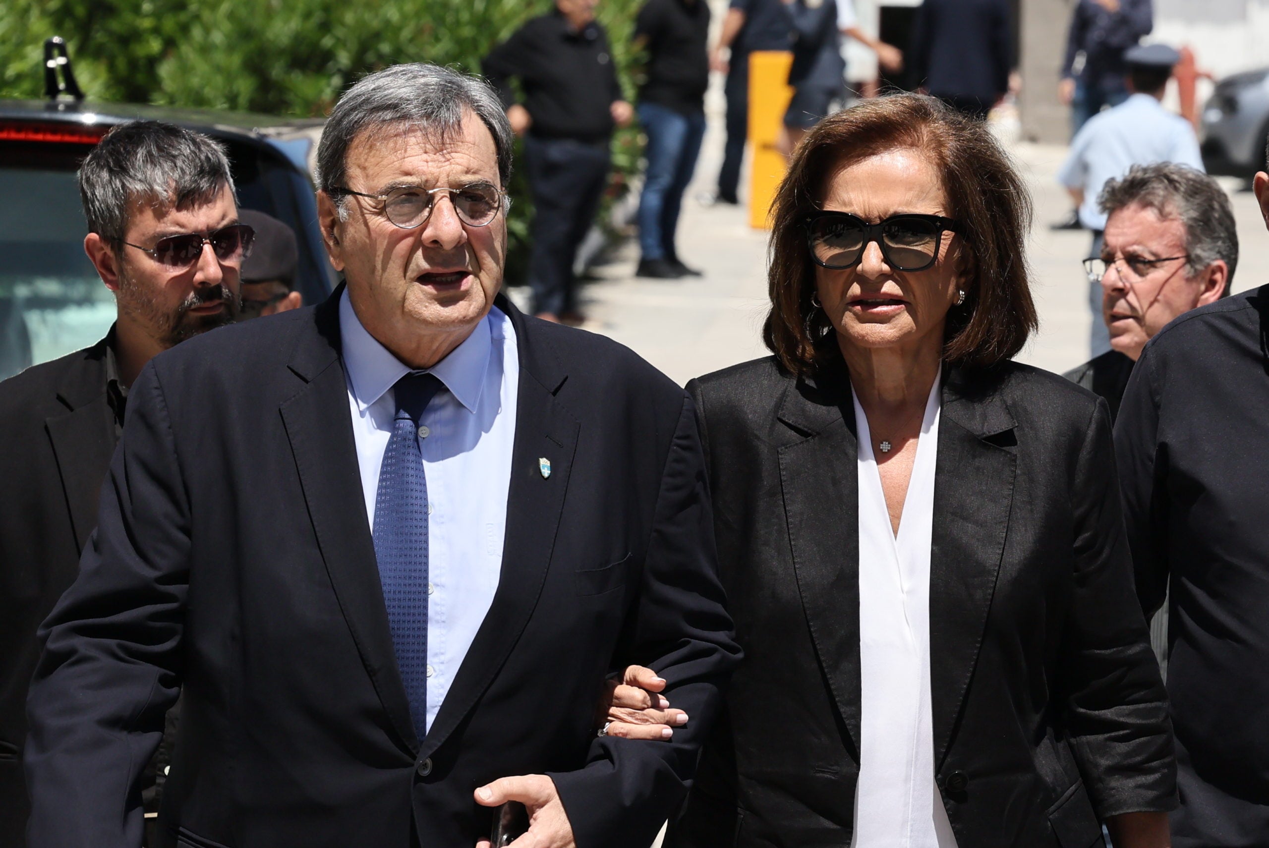 Νίκος Ταγαράς: Με συγκίνηση το ύστατο «αντίο» – Ο Μητσοτάκης στην κηδεία στην Κόρινθο – ΦΩΤΟ