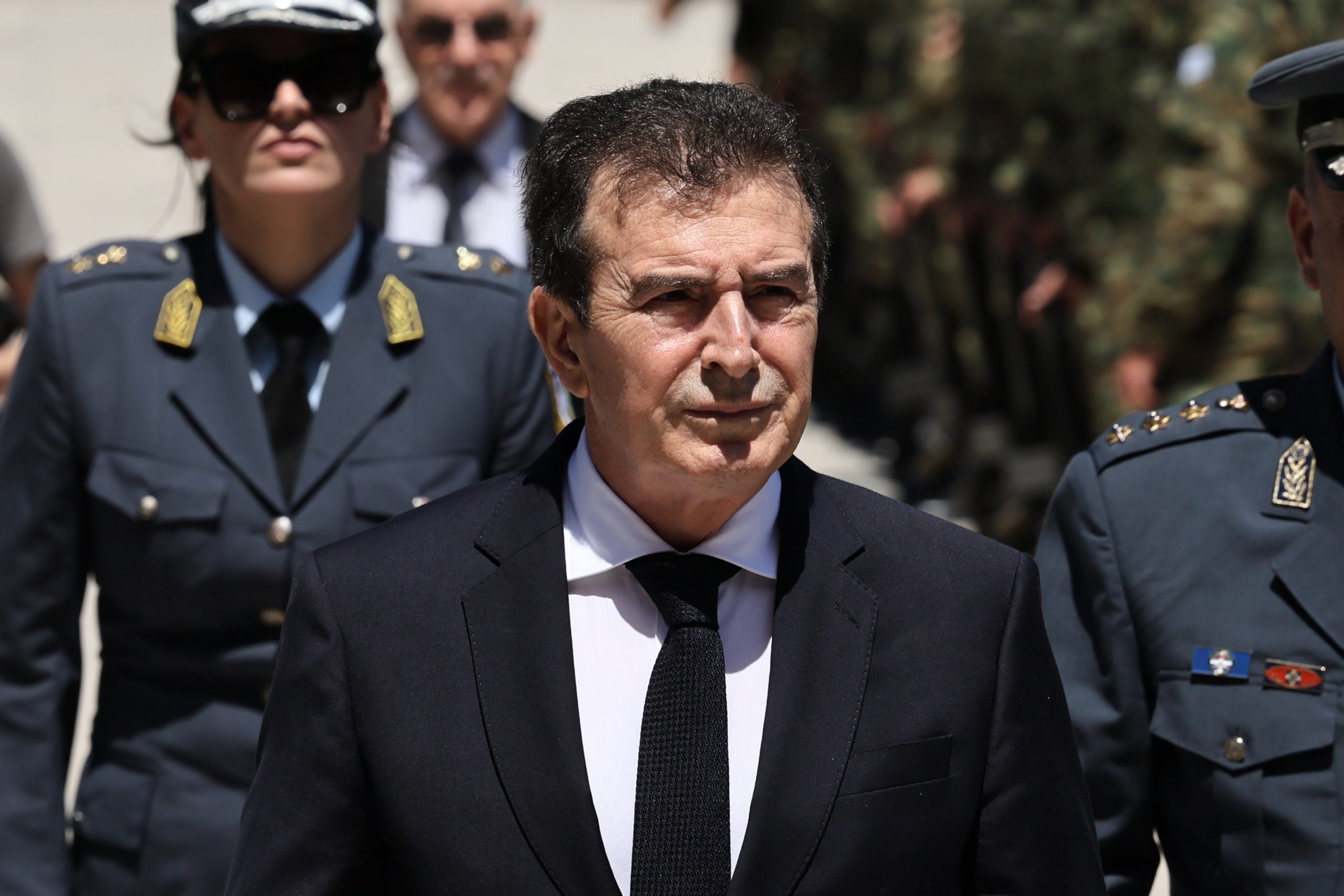 Νίκος Ταγαράς: Με συγκίνηση το ύστατο «αντίο» – Ο Μητσοτάκης στην κηδεία στην Κόρινθο – ΦΩΤΟ