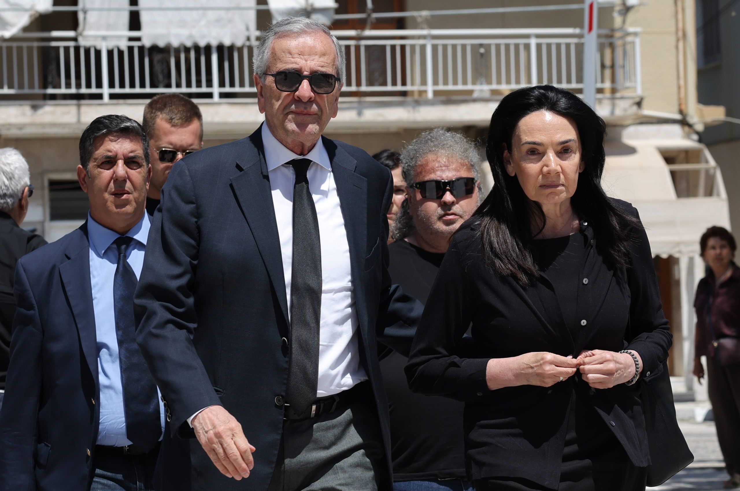 Νίκος Ταγαράς: Με συγκίνηση το ύστατο «αντίο» – Ο Μητσοτάκης στην κηδεία στην Κόρινθο – ΦΩΤΟ