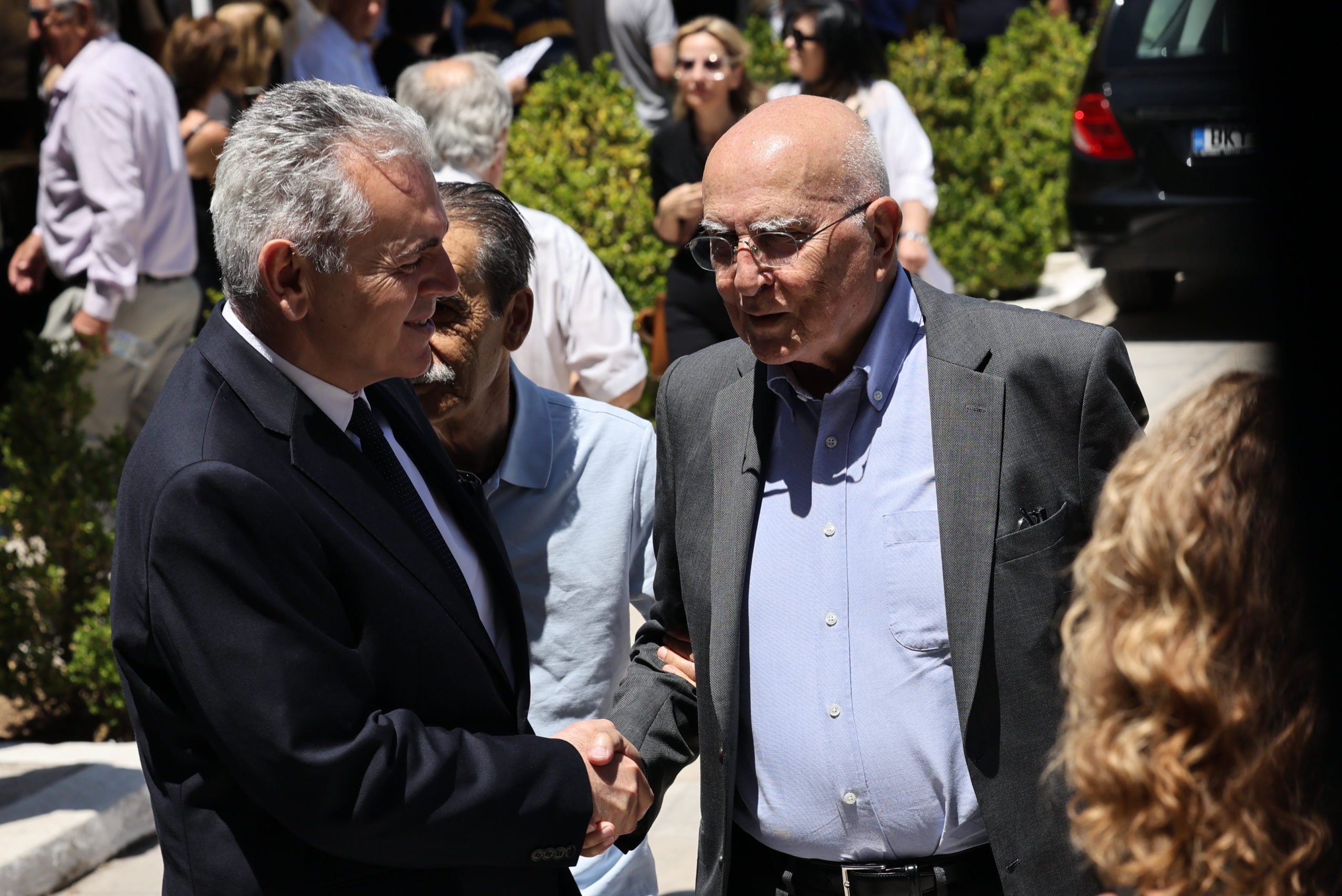 Νίκος Ταγαράς: Με συγκίνηση το ύστατο «αντίο» – Ο Μητσοτάκης στην κηδεία στην Κόρινθο – ΦΩΤΟ