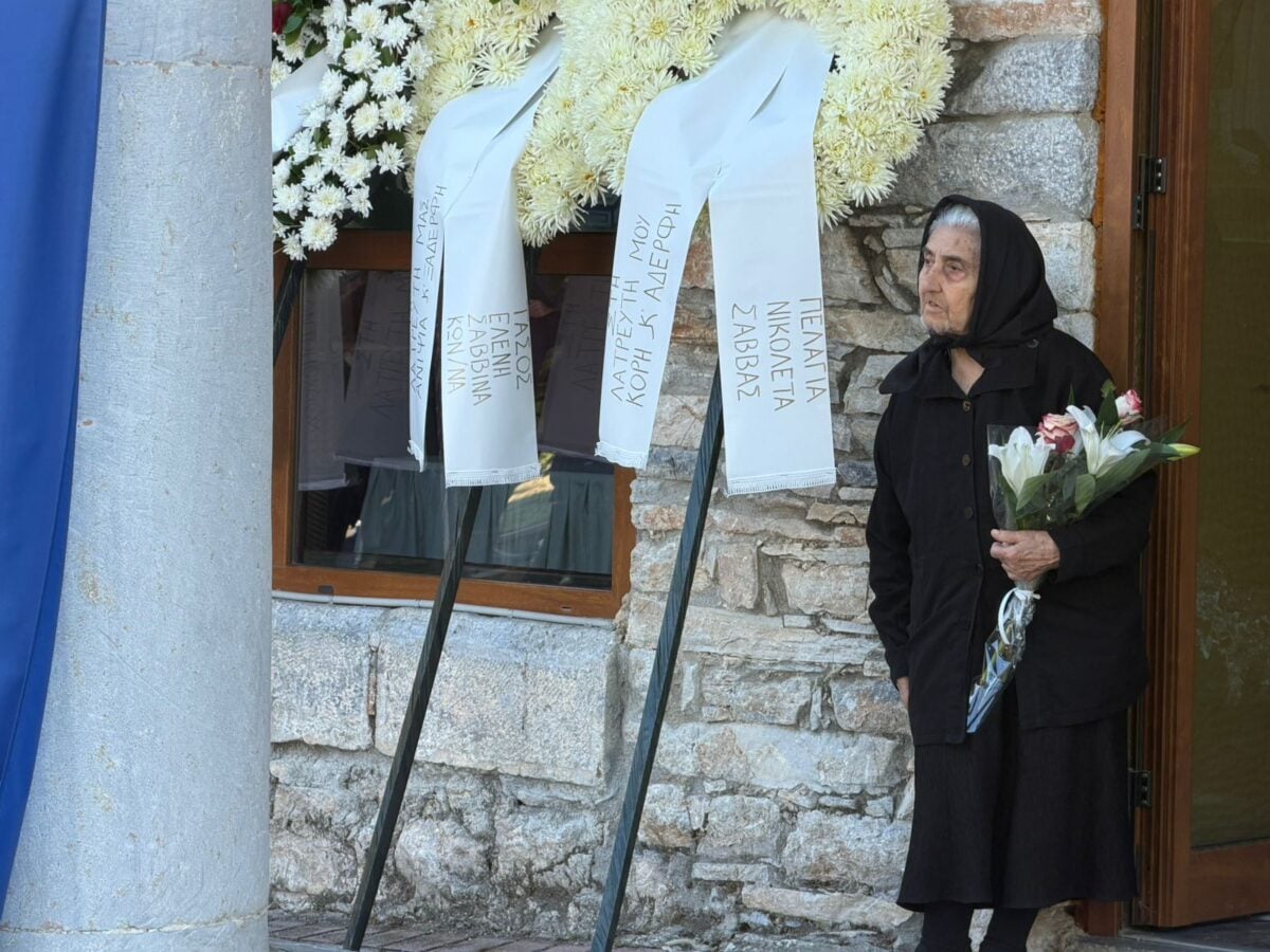 Κηδεία της 45χρονης στο Δράμα που σκότωσε με 7 μαχαιριές ο 50χρονος σύζυγός της 13 Κηδεία της 45χρονης στη Δράμα