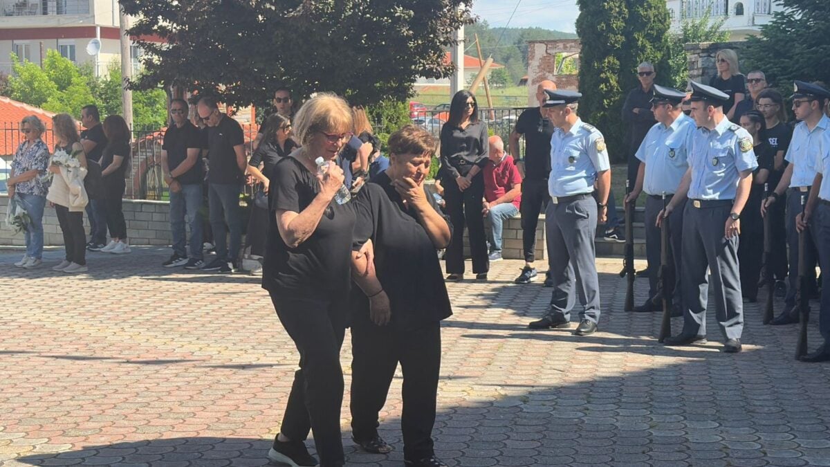 Κηδεία της 45χρονης στο Δράμα που σκότωσε με 7 μαχαιριές ο 50χρονος σύζυγός της 14 Κηδεία της 45χρονης στη Δράμα