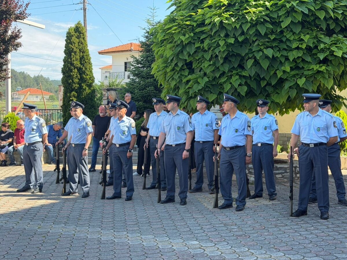Κηδεία της 45χρονης στο Δράμα που σκότωσε με 7 μαχαιριές ο 50χρονος σύζυγός της 15 Κηδεία της 45χρονης στη Δράμα