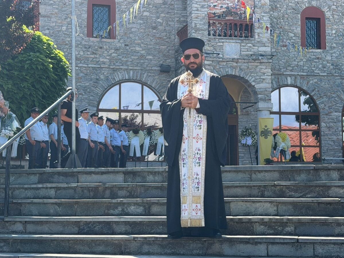 Κηδεία της 45χρονης στο Δράμα που σκότωσε με 7 μαχαιριές ο 50χρονος σύζυγός της 16 Κηδεία της 45χρονης στη Δράμα