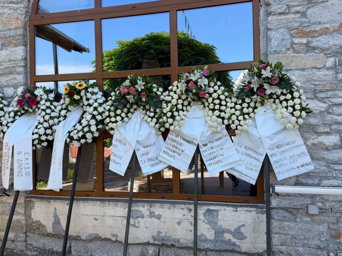 Κηδεία της 45χρονης στο Δράμα που σκότωσε με 7 μαχαιριές ο 50χρονος σύζυγός της 17 Κηδεία της 45χρονης στη Δράμα