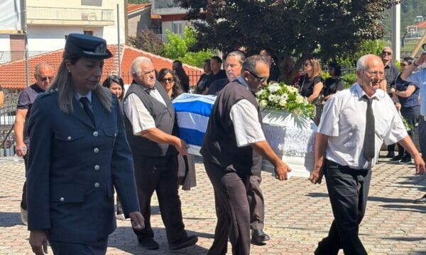 Κηδεία της 45χρονης στο Δράμα που σκότωσε με 7 μαχαιριές ο 50χρονος σύζυγός της