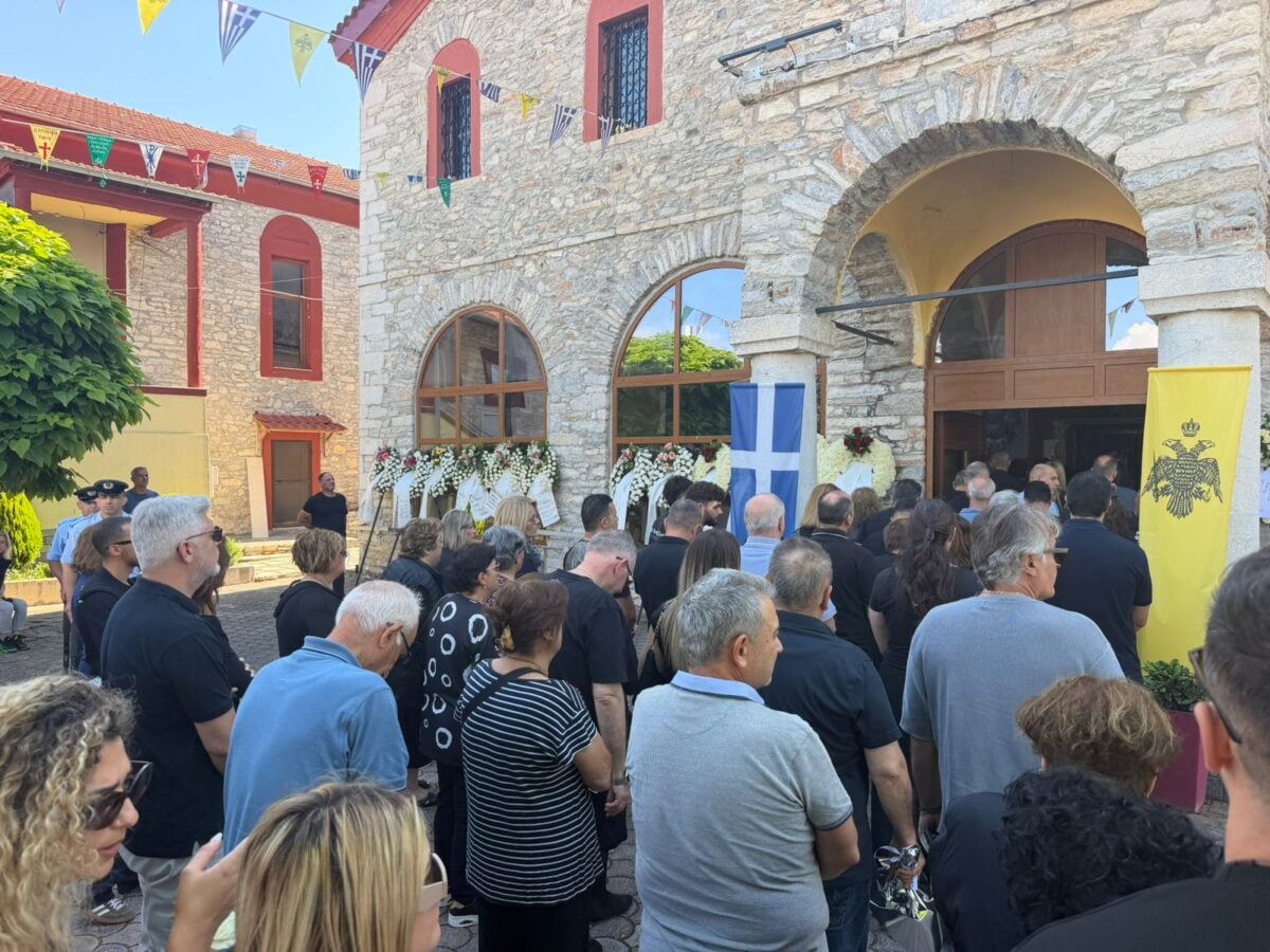 Κηδεία της 45χρονης στο Δράμα που σκότωσε με 7 μαχαιριές ο 50χρονος σύζυγός της 18 Κηδεία της 45χρονης στη Δράμα