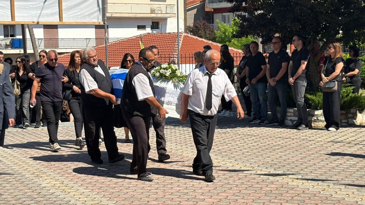 Κηδεία της 45χρονης στο Δράμα που σκότωσε με 7 μαχαιριές ο 50χρονος σύζυγός της 19 Κηδεία της 45χρονης στη Δράμα