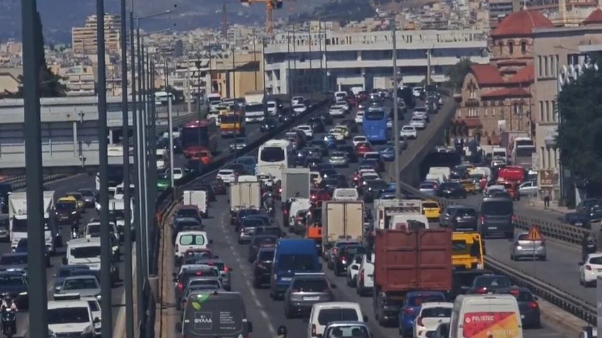 Κίνηση στους δρόμους: Πάνω από 45 λεπτά καθυστερήσεις στην Αττική Οδό, «έμφραγμα» στον Κηφισό 2 Κίνηση στους δρόμους: Πάνω από 45 λεπτά καθυστερήσεις στην Αττική Οδό, «έμφραγμα» στον Κηφισό