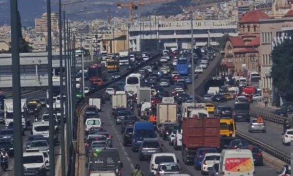 Κίνηση στους δρόμους: Πάνω από 45 λεπτά καθυστερήσεις στην Αττική Οδό, «έμφραγμα» στον Κηφισό