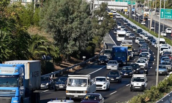 Κίνηση στους δρόμους: Στο «κόκκινο» ο Κηφισός, το κέντρο και η Λεωφόρος Αθηνών – Καθυστερήσεις σε Αττική Οδό και Ποσειδώνος