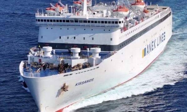 Το πλοίο Κίσσαμος με 1246 επιβάτες προσάραξε κοντά στη Μήλο μετά από μπλακ άουτ