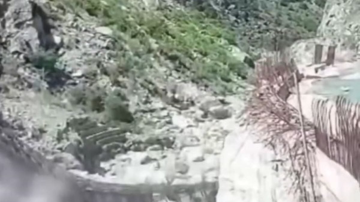 Ινδία: Φορτηγό έπεσε σε ποτάμι μετά από κατάρρευση γέφυρας στο Χιματσάλ - ΒΙΝΤΕΟ 1 Ινδία: Φορτηγό έπεσε σε ποτάμι μετά από κατάρρευση γέφυρας στο Χιματσάλ – ΒΙΝΤΕΟ
