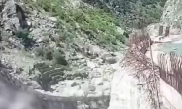 Ινδία: Φορτηγό έπεσε σε ποτάμι μετά από κατάρρευση γέφυρας στο Χιματσάλ – ΒΙΝΤΕΟ