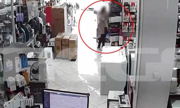Θεσσαλονίκη: Βίντεο ντοκουμέντο με γυναίκα να κλέβει κατάστημα και να φεύγει ανενόχλητη