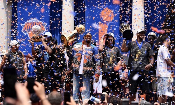 Νικς στη Νέα Υόρκη για το πρωτάθλημα του NBA με δήμαρχο Μαμντάνι, Μπεν Στίλερ και Αλίσια Κιζ