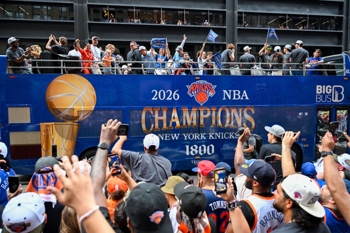 Νικς στη Νέα Υόρκη για το πρωτάθλημα του NBA με δήμαρχο Μαμντάνι, Μπεν Στίλερ και Αλίσια Κιζ