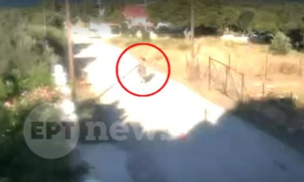 Κορινθία: 57χρονη βάζει φωτιά σε ξερά χόρτα και η φωτιά εξαπλώνεται ραγδαία