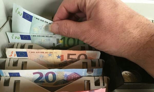 Κατασχέσεις: Τι αλλάζει στους λογαριασμούς, ποιοι κερδίζουν έως 4.200 ευρώ τον χρόνο – Αύξηση του ακατάσχετου