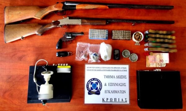 Κορωπί: Ένας 56χρονος και ένας 27χρονος είχαν μετατρέψει τα σπίτια τους σε οπλοστάσιο – Έκρυβαν ναρκωτικά, λαθραίο αυτοκίνητο και μηχανές