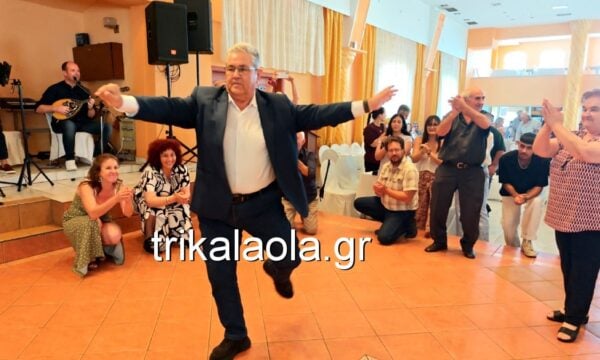 Δημήτρης Κουτσούμπας: Το βαρύ ζεϊμπέκικο που χόρεψε στα Τρίκαλα – Δείτε βίντεο