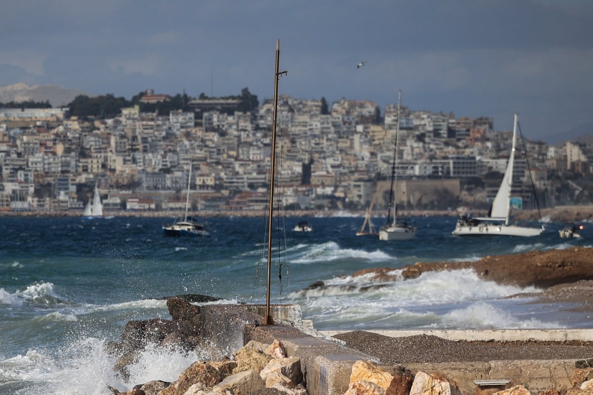 Καιρός: Ισχυρά μελτέμια έως 8 μποφόρ και ζέστη με 36 βαθμούς Κελσίου – Ξεπέρασαν τα 100 χλμ/ώρα οι άνεμοι στην Κάρυστο