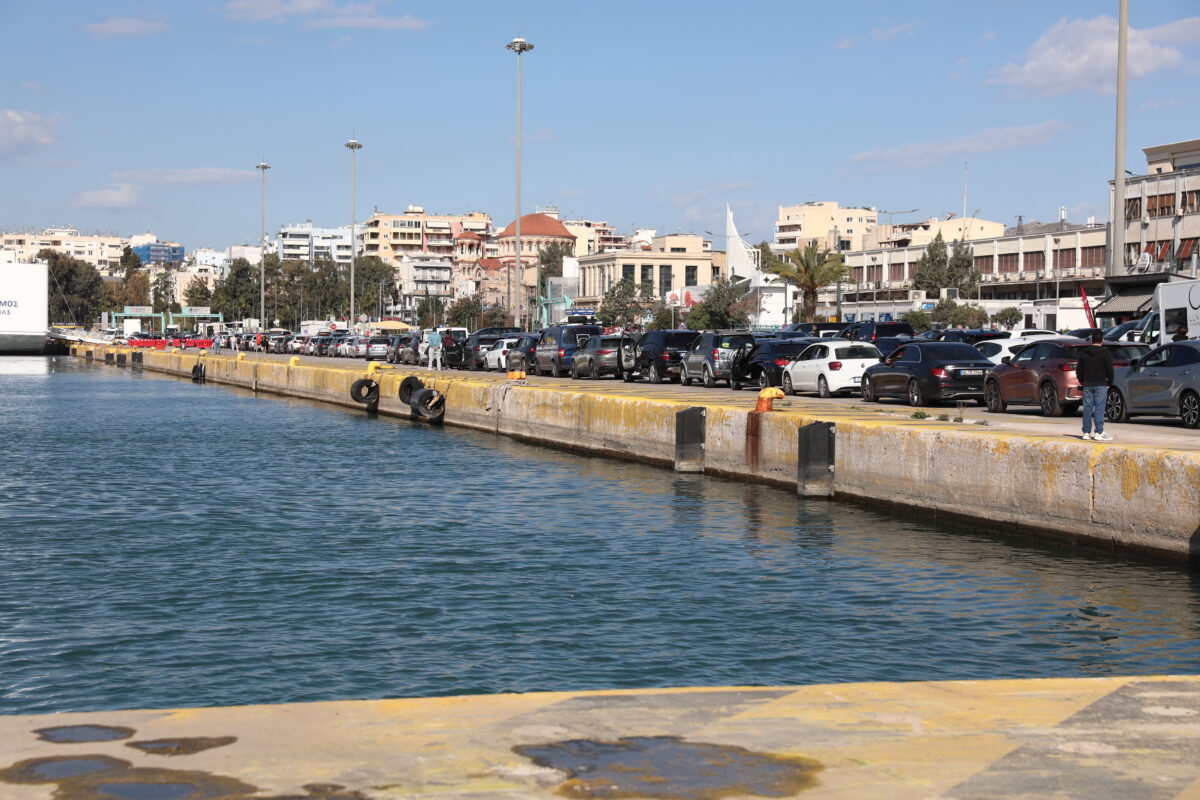 Συναγερμός στο λιμάνι του Πειραιά λόγω πτώσης οχήματος στη θάλασσα