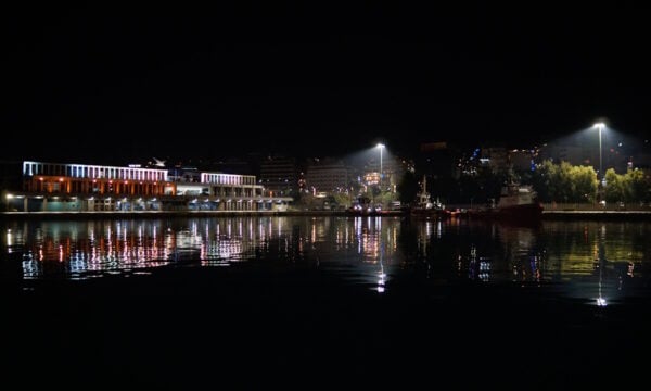 Πτώμα άνδρα μέσα στη θάλασσα στο λιμάνι του Πειραιά