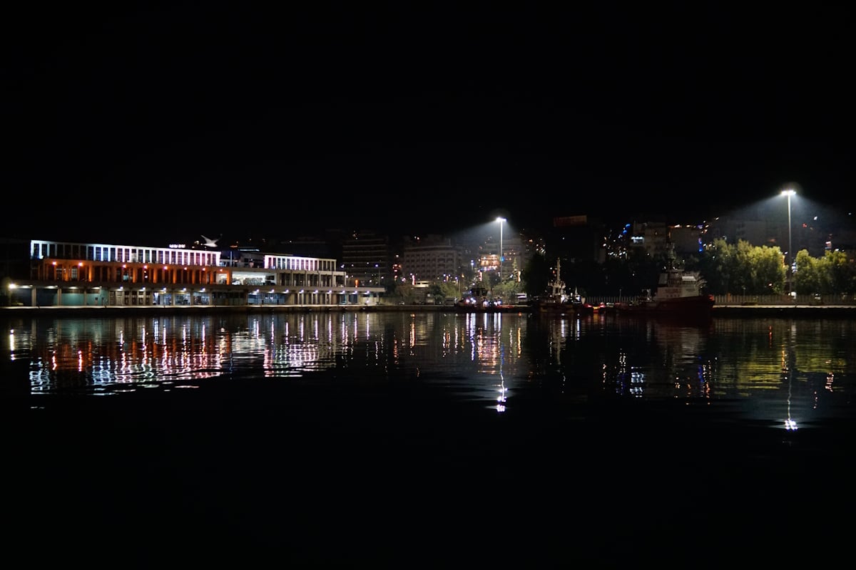 Πτώμα άνδρα μέσα στη θάλασσα στο λιμάνι του Πειραιά