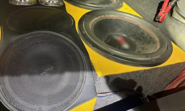 Έβαλε 14 ηχεία στο αυτοκίνητο και ξεσήκωσε τα Άνω Λιόσια – Συνελήφθη ο 19χρονος