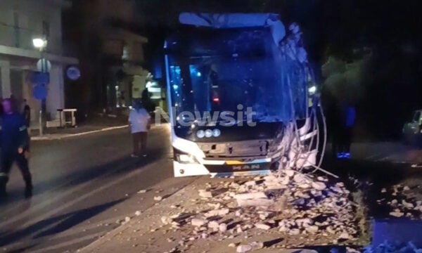 Άνω Λιόσια: Συγκλονιστικά βίντεο με το λεωφορείο που έπεσε σε κολώνα – Η στιγμή της σύγκρουσης
