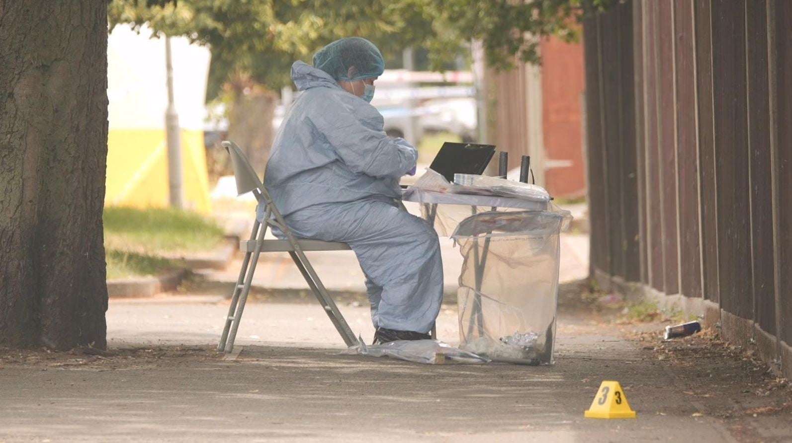 Εγκληματολογικός ερευνητής συλλέγει στοιχεία στον τόπο της επίθεσης στο Χάουνσλοου.Πηγή: Sky News