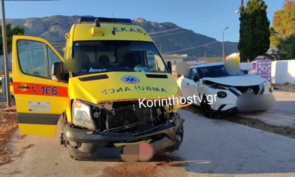 Λουτράκι: Σύγκρουση αυτοκινήτου με ασθενοφόρο – Τραυματίστηκαν οι δύο διασώστες