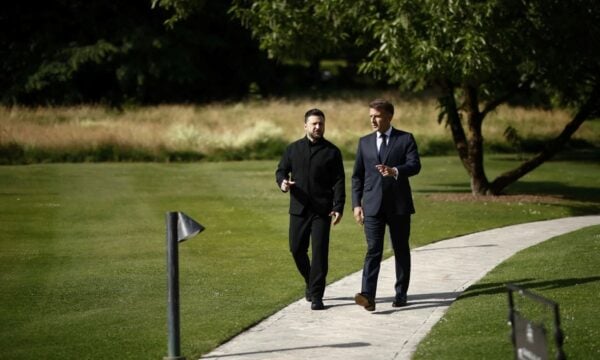 G7: Η υποδοχή του Ζελένσκι από τον Μακρόν και το παρασκήνιο της συνάντησης στο Εβιάν για την Ουκρανία
