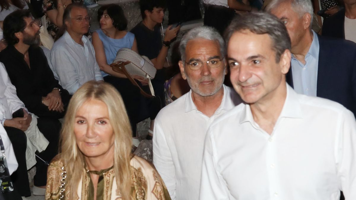 Μαρέβα Μητσοτάκη: Τι φόρεσε στην Επίδαυρο συνοδεύοντας τον πρωθυπουργό